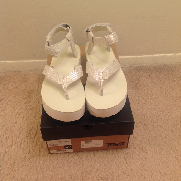 teva flatform thong sandals